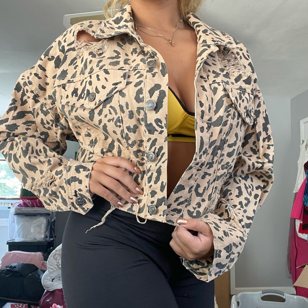 FOREVER 21 Size L Cheetah Distressed Denim Jacket